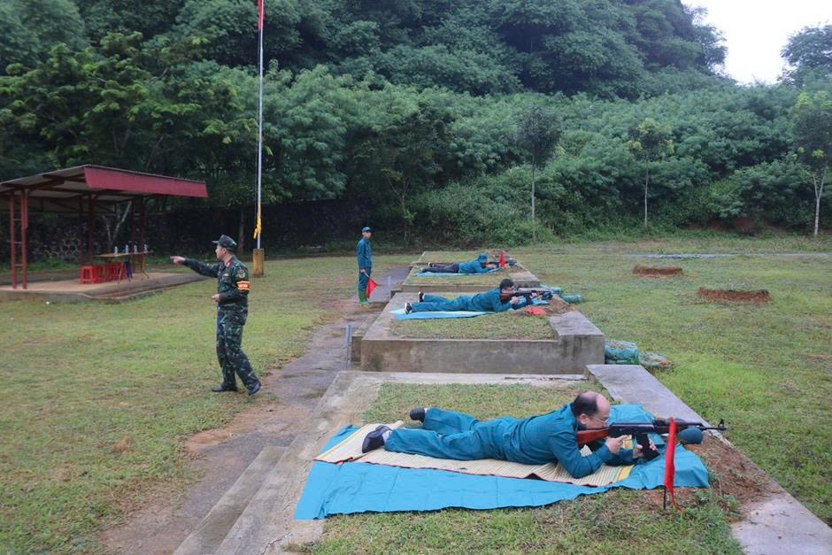 Các chiến sĩ thực hành bắn đạn thật tại Thao trường